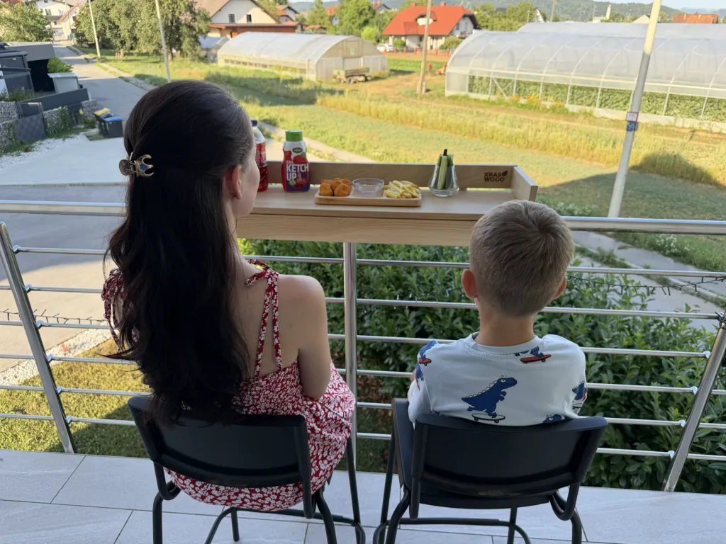 Kraswood Balkontisch familie balkon lifestyle